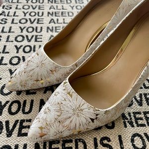 Michael Kors 7.5 Gold White Daisy Heels